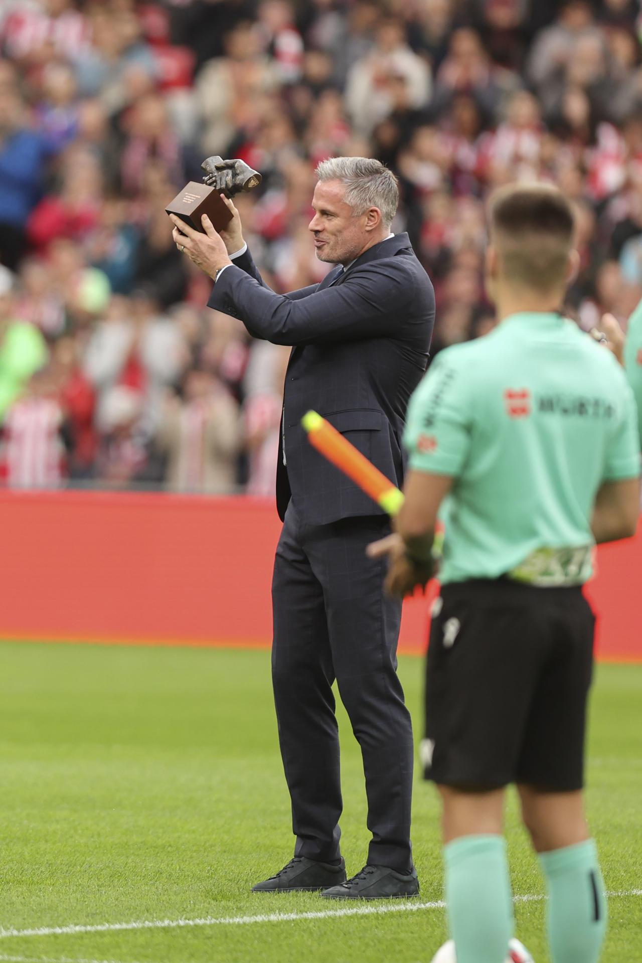 El exfutbolista inglés Jamie Carragher, leyenda del Liverpool FC con el premio One Club Award 2025, durante el partido de la jornada 6 de LaLiga EA Sports entre el Athletic Club y el Girona, este martes en el estadio de San Mamén en Bilbao.-EFE/ Luis Tejido