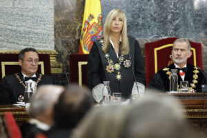 La  presidenta del Tribunal Supremo y el Consejo General del Poder Judicial (CGPJ), Isabel Perelló (c) junto al rey Felipe VI (d) y el fiscal general del Estado,  Álvaro García Ortiz (i) durante el tradicional acto de apertura del año judicial celebrado este viernes en el Tribunal Supremo en Madrid. EFE/Chema Moya POOL
