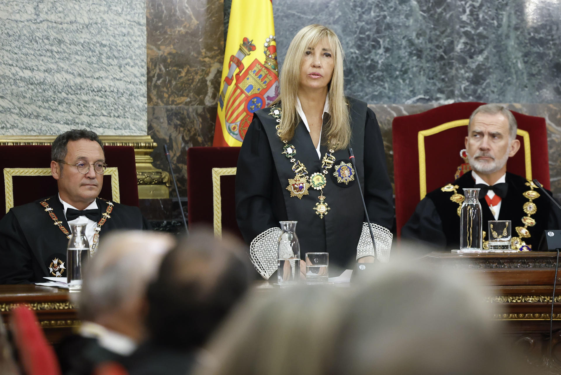 La  presidenta del Tribunal Supremo y el Consejo General del Poder Judicial (CGPJ), Isabel Perelló (c) junto al rey Felipe VI (d) y el fiscal general del Estado,  Álvaro García Ortiz (i) durante el tradicional acto de apertura del año judicial celebrado este viernes en el Tribunal Supremo en Madrid. EFE/Chema Moya POOL