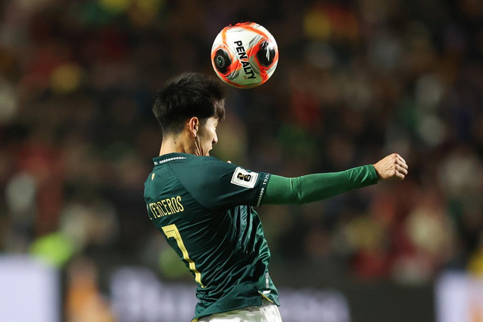 Miguel Terceros, de Bolivia, cabecea el balón en un partido ante Brasil por las eliminatorias al Mundial 2026. EFE/Luis Gandarillas