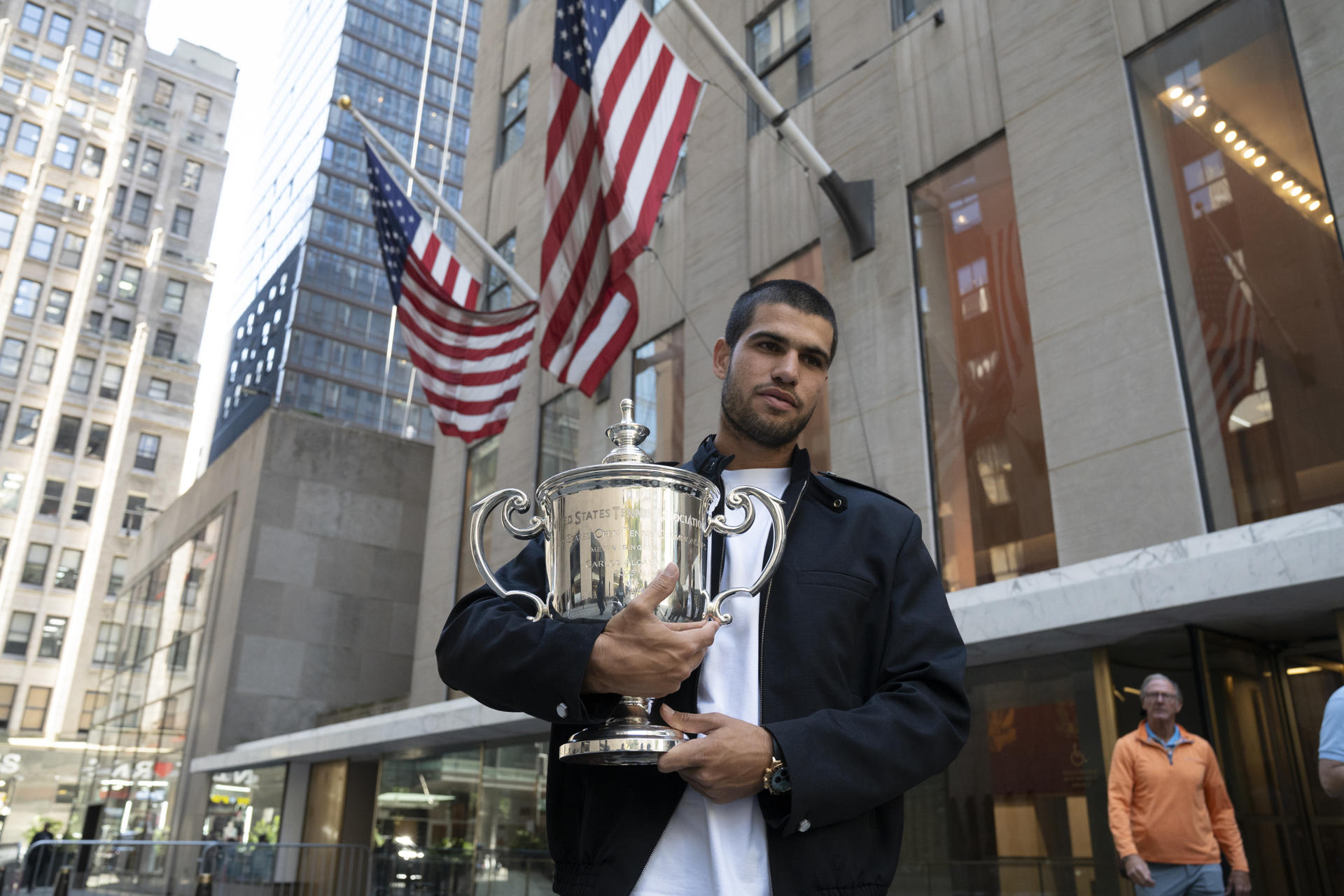 El tenista español Carlos Alcaraz, posa con el trofeo que lo acredita como campeón del Abierto de Estados Unidos 2025 este lunes, en el Rockefeller Center de Nueva York. EFE/Ángel Colmenares
