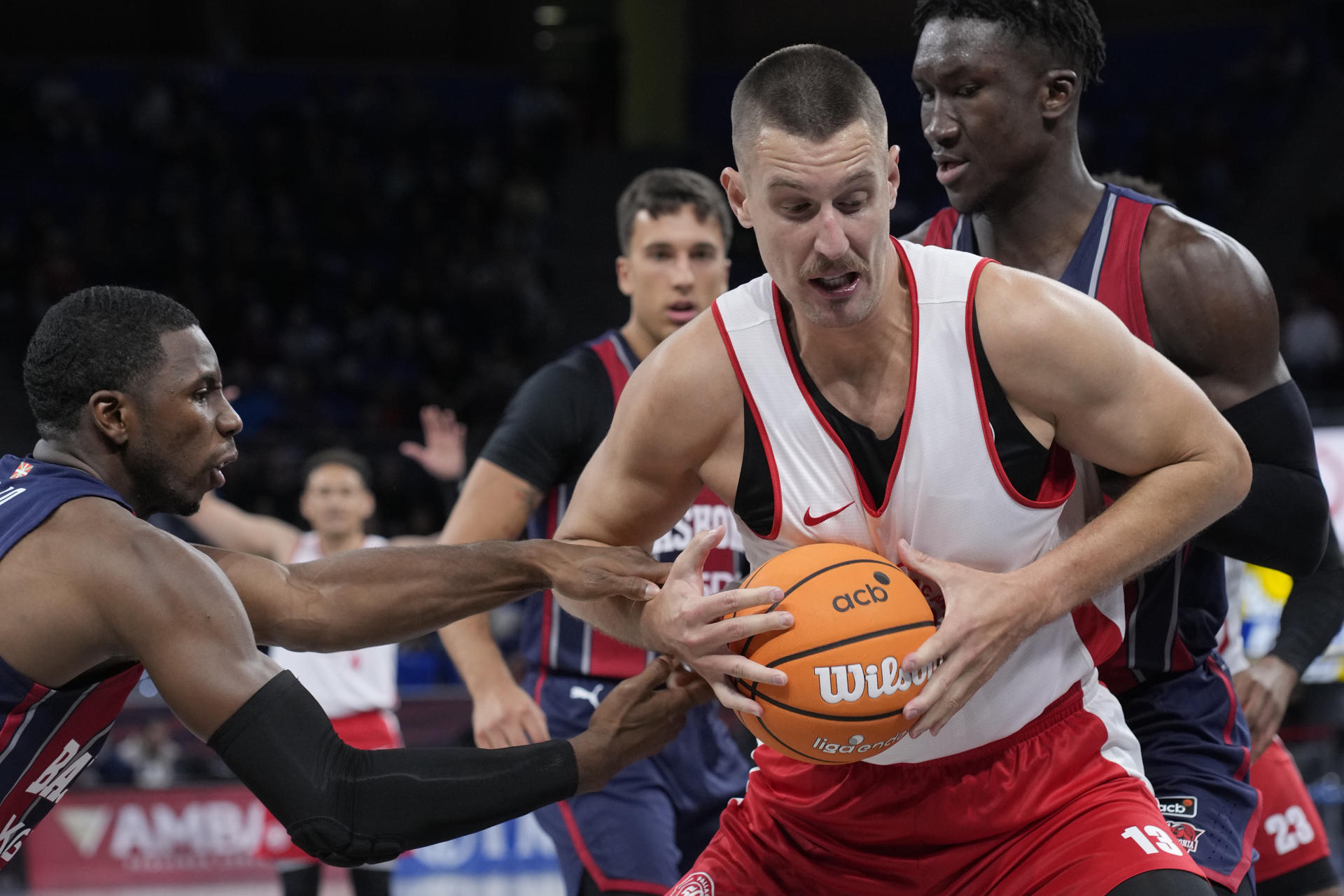 El escolta estadounidense del Baskonia Hamidou Diallo (i) lucha con Francesco Candussi, del Pallacanestro, durante el partido de pretemporada que Baskonia y Pallacanestro Trieste disputan este martes en el Fernando Buesa Arena, en Vitoria. EFE/Adrián Ruiz Hierro

