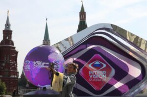 El logo del festival Intervision con las torres del Kremlin al fondo. EFE/EPA/MAXIM SHIPENKOV