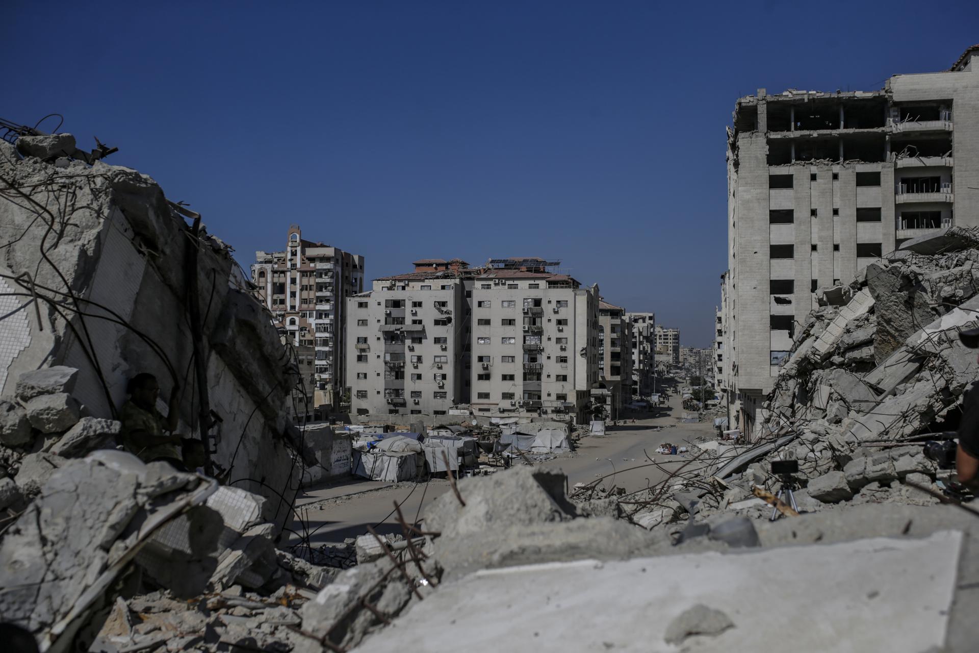 Los palestinos desplazados internamente se mueven con sus pertenencias antes de un ataque aéreo israelí en la ciudad de Gaza, 06 de septiembre de 2025. I
EFE/EPA/MOHAMMED SABER