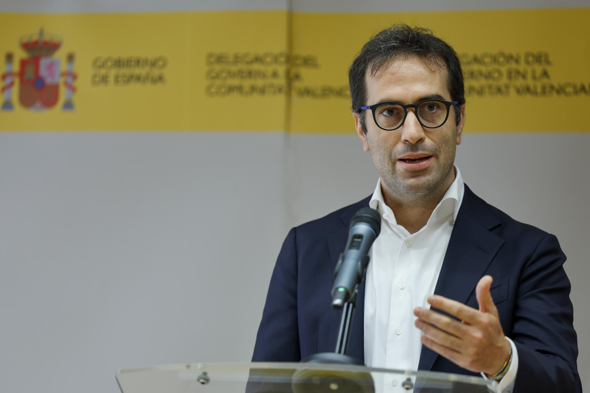 El ministro de Economía, Comercio y Empresa, Carlos Cuerpo, durante la rueda de prensa ofrecida este miércoles tras la Conferencia Sectorial de Comercio (Consejo Interterritorial de Internacionalización) para analizar con las Comunidades Autónomas la situación del comercio internacional tras la declaración conjunta del mes pasado y el acuerdo arancelario entre la UE y EEUU. EFE/Ana Escobar
