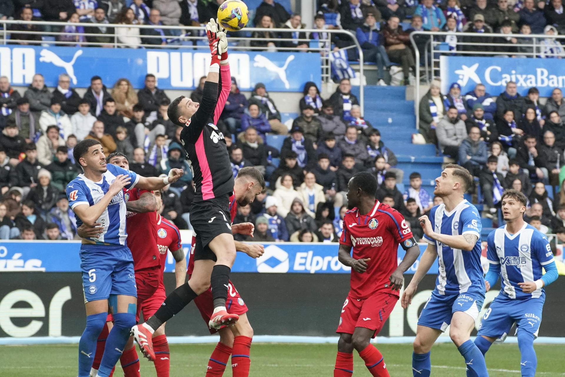 El portero del Getafe David Soria (2i) atrapa un balón en el estadio de Mendizorroza en Vitoria en foto de archivo de L. Rico. EFE