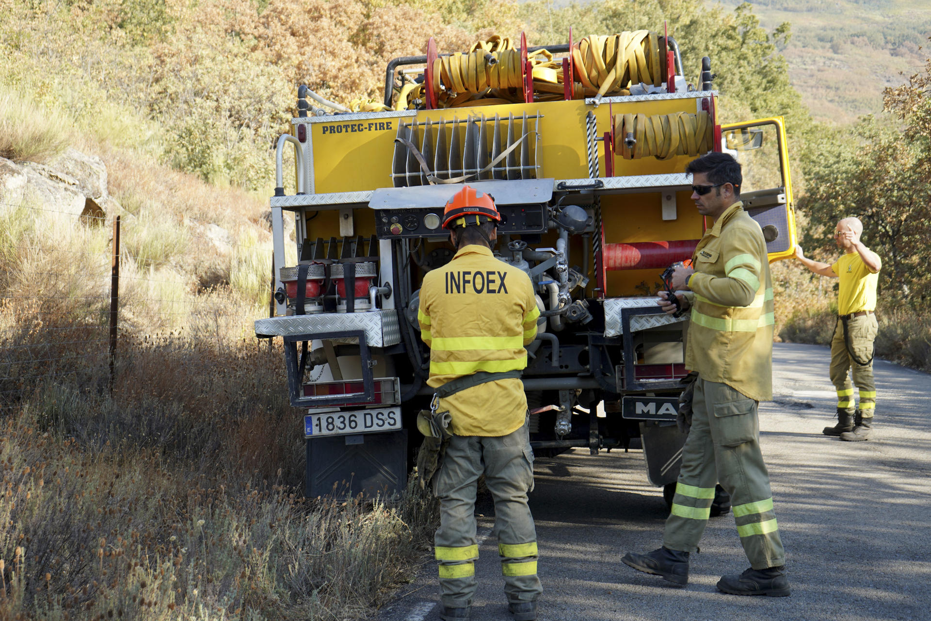 Miembros del Plan de Lucha contra Incendios Forestales de Extremadura (Infoex) trabajan en las labores de extinción del incendio forestal declarado este domingo en Cuacos de Yuste (Cáceres), que ha arrasado 438 hectáreas de matorral y arbolado. EFE/ EDUARDO PALOMO