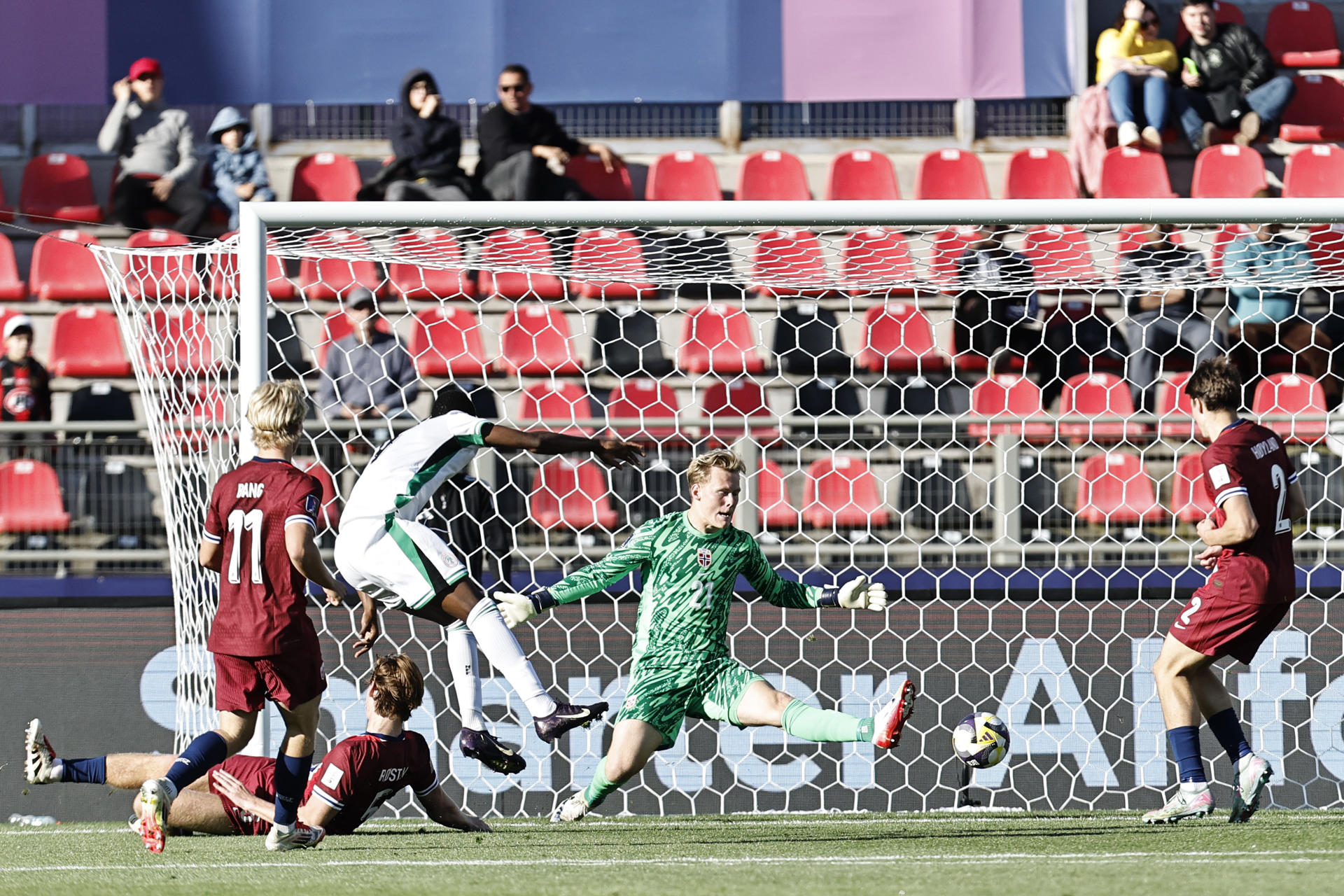 Einar Bøe Fauskanger (c) de Noruega disputa el balón con Abduljelil Kamaldeen (2i) de Nigeria en un partido de la Copa Mundial Sub20. EFE/ Osvaldo Villaroel
