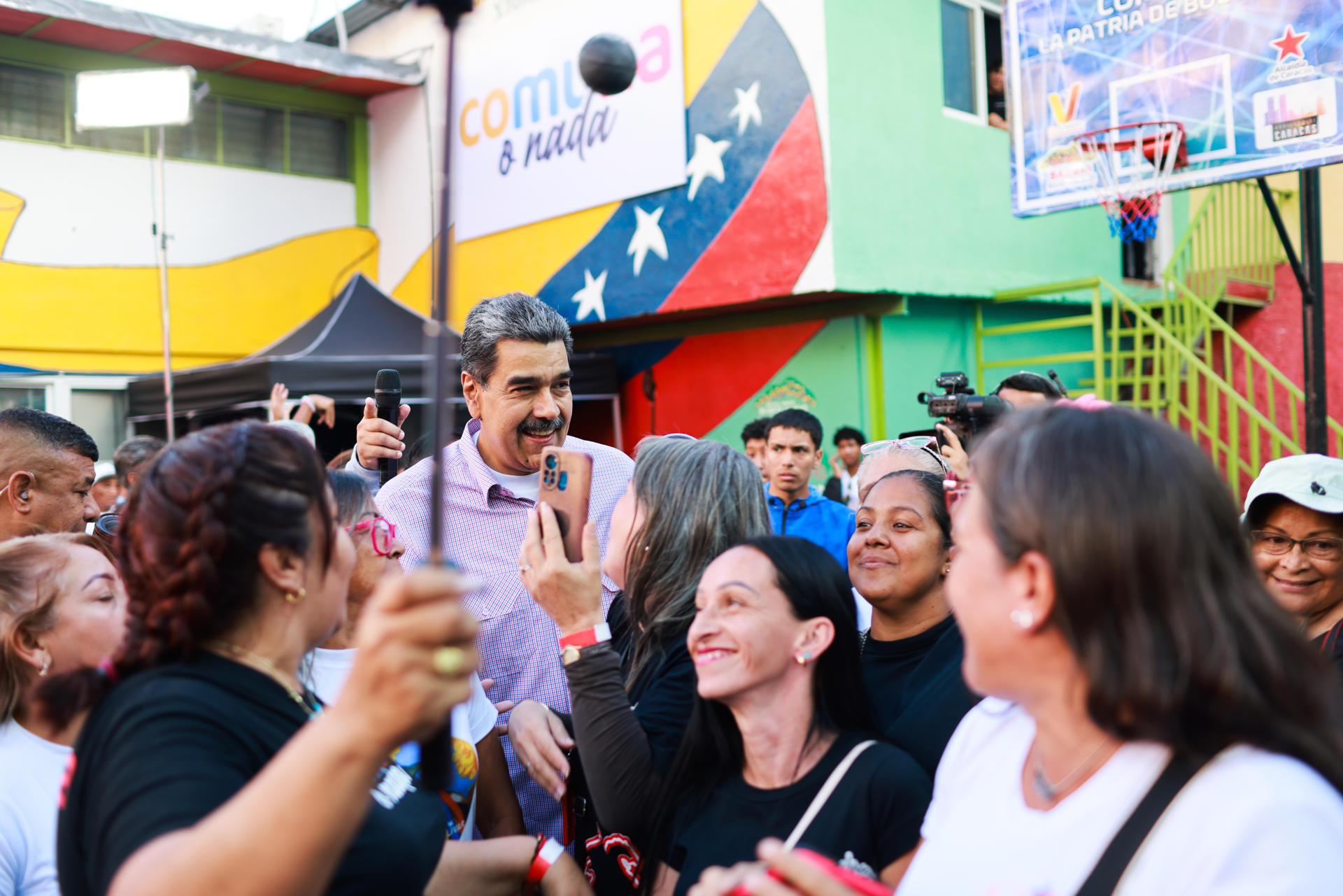 Fotografía cedida por el Palacio de Miraflores donde se observa al presidente de Venezuela, Nicolás Maduro, en un acto de gobierno este martes, en Caracas (Venezuela). EFE/ Palacio de Miraflores