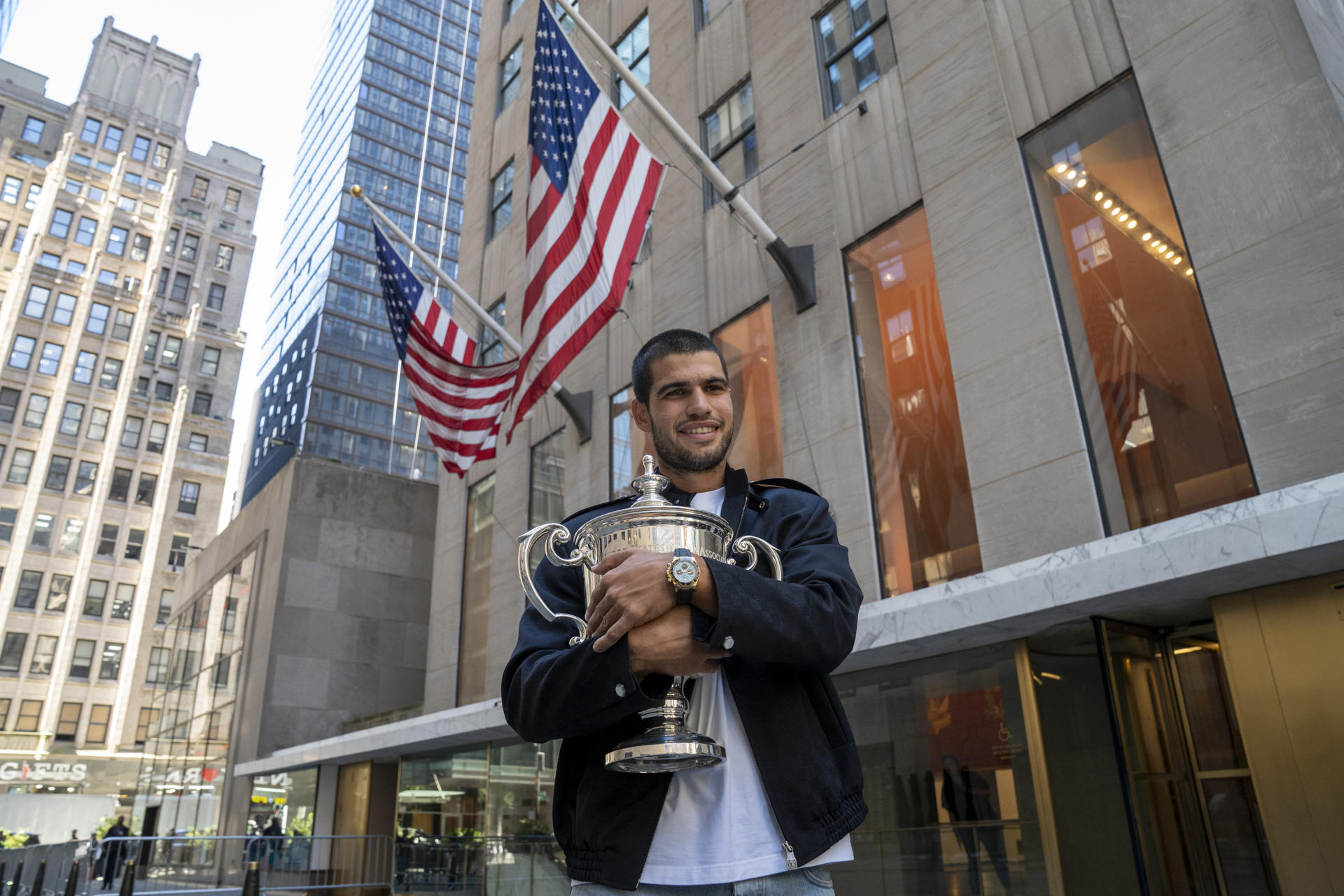 Carlos Alcaraz posa con el trofeo de campeón del Abierto de EE.UU. EFE/ Angel Colmenares
