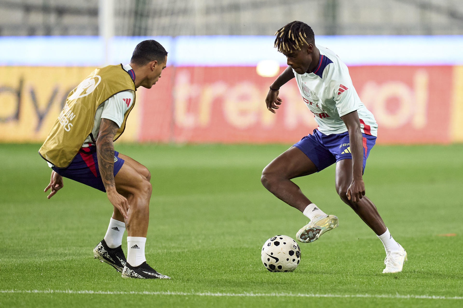 Los jugadores de la selección española de fútbol Nico Williams y Pedro Porro, durante el entrenamiento que han realizado hoy en el estadio Büyüksehir Arena de Konya, previo al encuentro de clasificación para el Mundial 2026 que disputan mañana Domingo frente a Turquía. EFE/Ángel Martínez/RFEF *** SOLO USO EDITORIAL / SOLO USO DISPONIBLE PARA ILUSTRAR LA NOTICIA QUE ACOMPAÑA/ (CRÉDITO OBLIGATORIO)***.