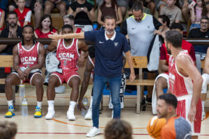 fotografía de Marcial Guillén, en la que puede verse una imagen de archivo del 7 de septiembre pasado al entrenador de UCAM Murcia Sito Alonso (c) durante un tiempo muerto en un partido. EFE