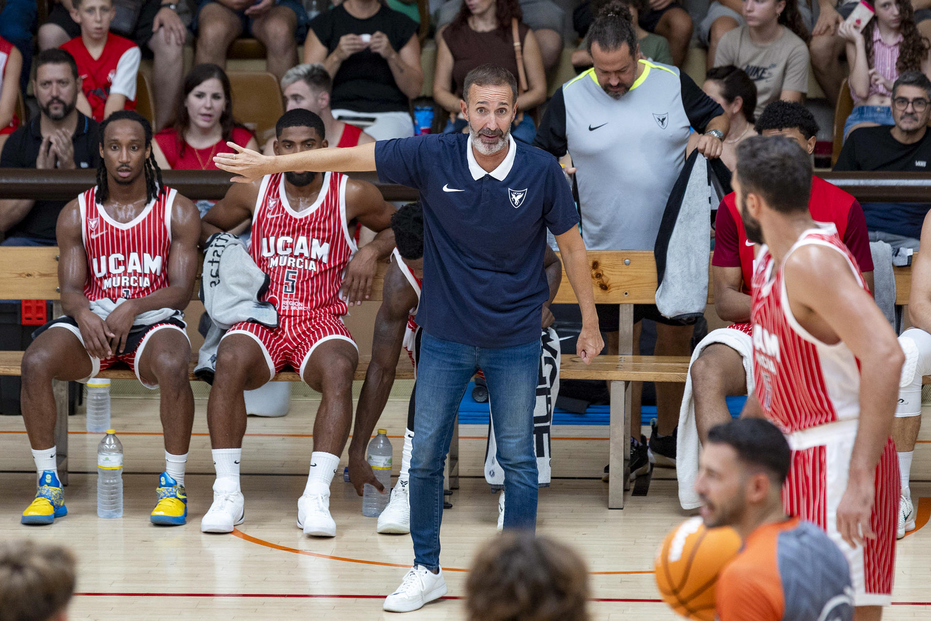 fotografía de Marcial Guillén, en la que puede verse una imagen de archivo del 7 de septiembre pasado al entrenador de UCAM Murcia Sito Alonso (c) durante un tiempo muerto en un partido. EFE