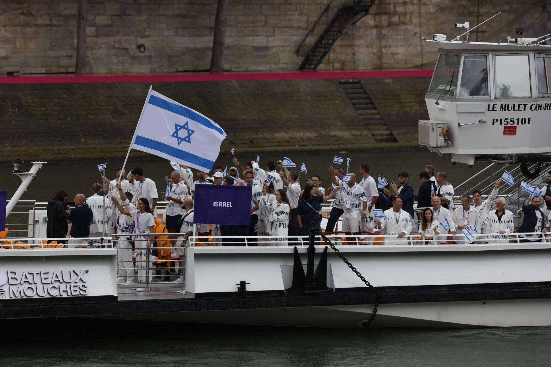 La selección de Israel desfila en barco por el río Sena, durante la ceremonia de inauguración de los Juegos Olímpicos de París 2024, en foto de archivo de Julio Muñoz. EFE
