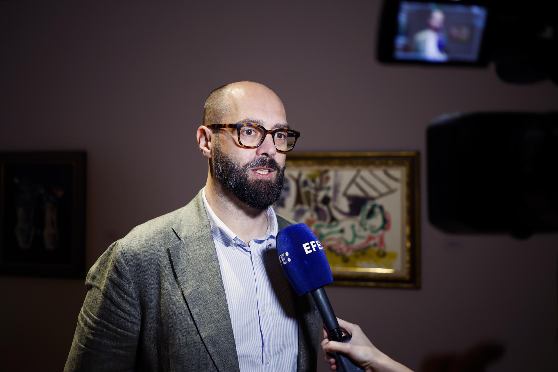 Diego Gascón, comisario de la exposición "Arte entre continentes" de la colección ABANCA, que expone un total de 62 obras de 33 artistas como Salvador Dalí, Picasso o Joan Miró en la Galería Casa América, este jueves en Madrid. EFE/ David Fernández
