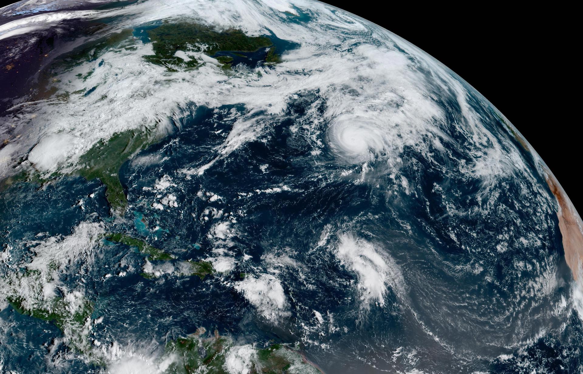 Fotografía satelital cedida este miércoles, 24 de septiembre, por la Oficina Nacional de Administración Oceánica y Atmosférica de Estados Unidos (NOAA), a través del Centro Nacional de Huracanes (NHC), donde se muestra la ubicación del huracán Gabrielle (d-arriba) en el Atlántico. EFE/NOAA-NHC
