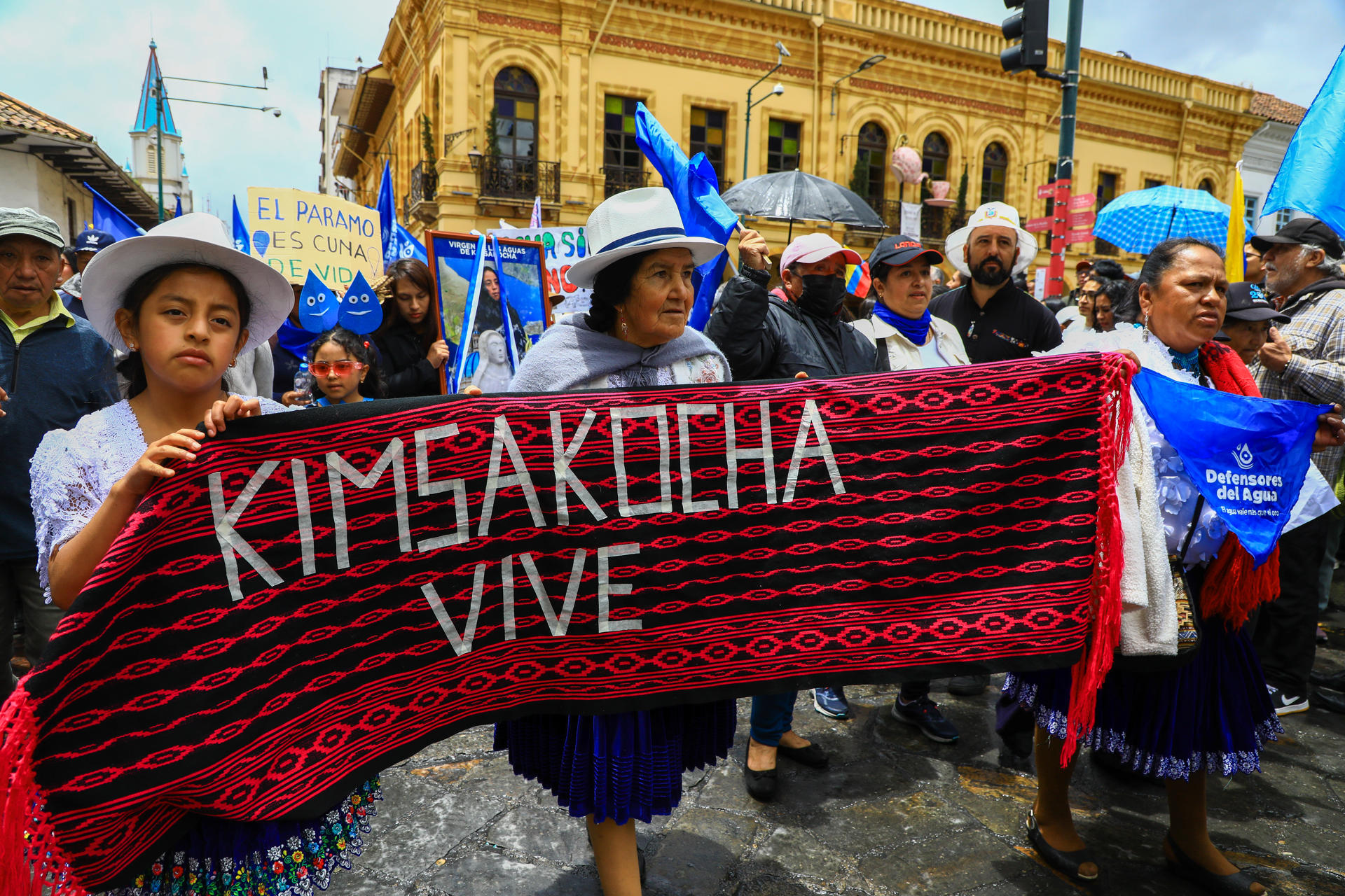 Personas participan en una manifestación contra el proyecto minero Loma Larga este martes, en Cuenca (Ecuador). EFE/ Robert Puglla
