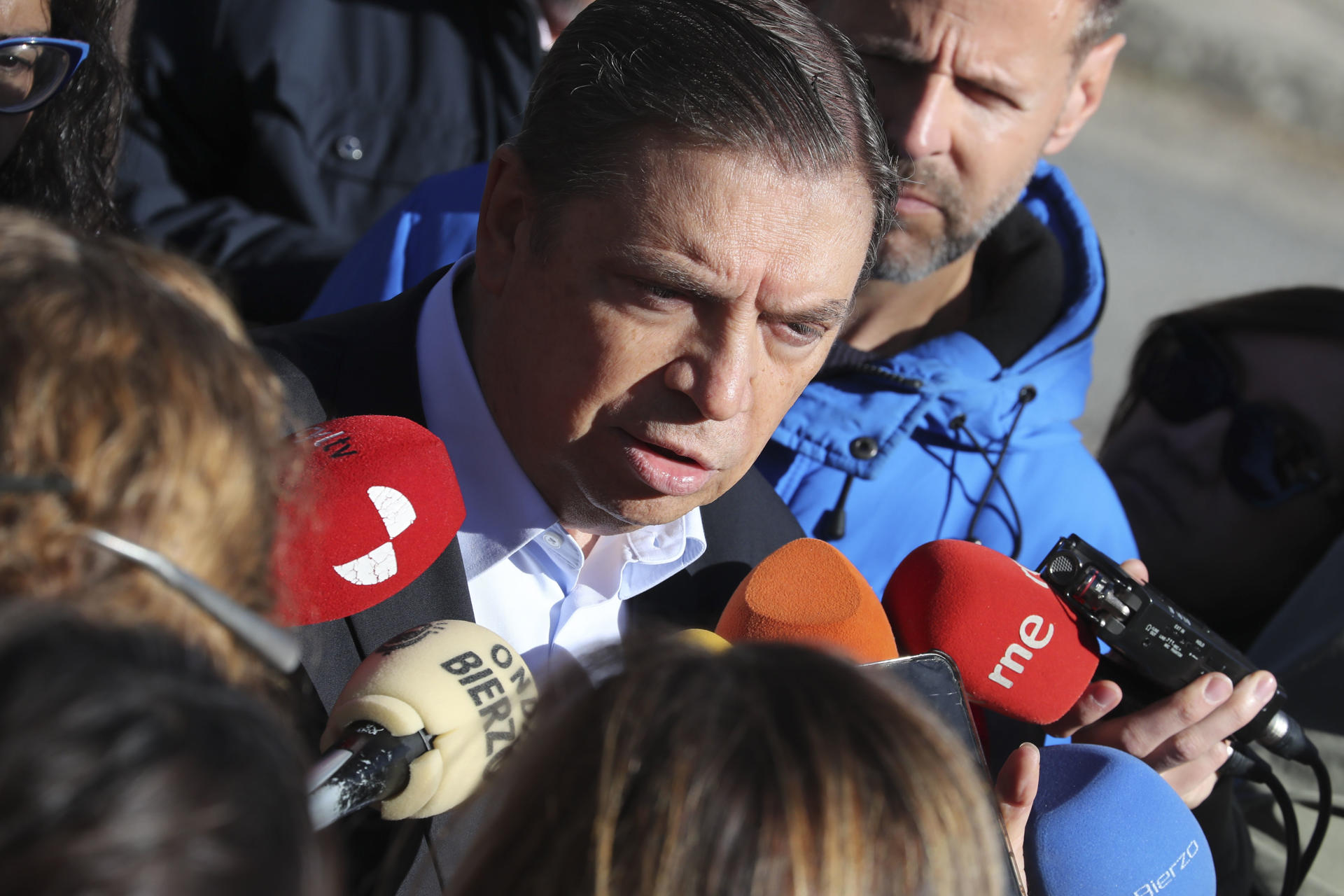El ministro de Agricultura, Pesca y Alimentación, Luis Planas, realiza este jueves una visita a una explotación de vacuno afectada por los grandes incendios de este verano en León.-EFE/ Ana F. Barredo
