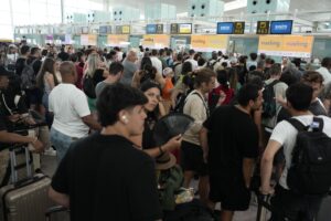 Imagen de archivo de colas en el 'check-in' del aeropuerto de El Prat (Barcelona) debido a un fallo informático a nivel mundial.EFE/Alejandro Garcia