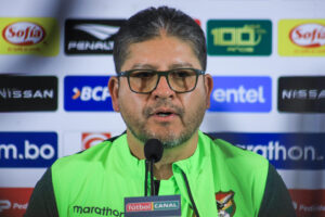El seleccionador de Bolivia, Óscar Villegas, habla durante una rueda de prensa este lunes, en La Paz (Bolivia). EFE/ Gabriel Márquez