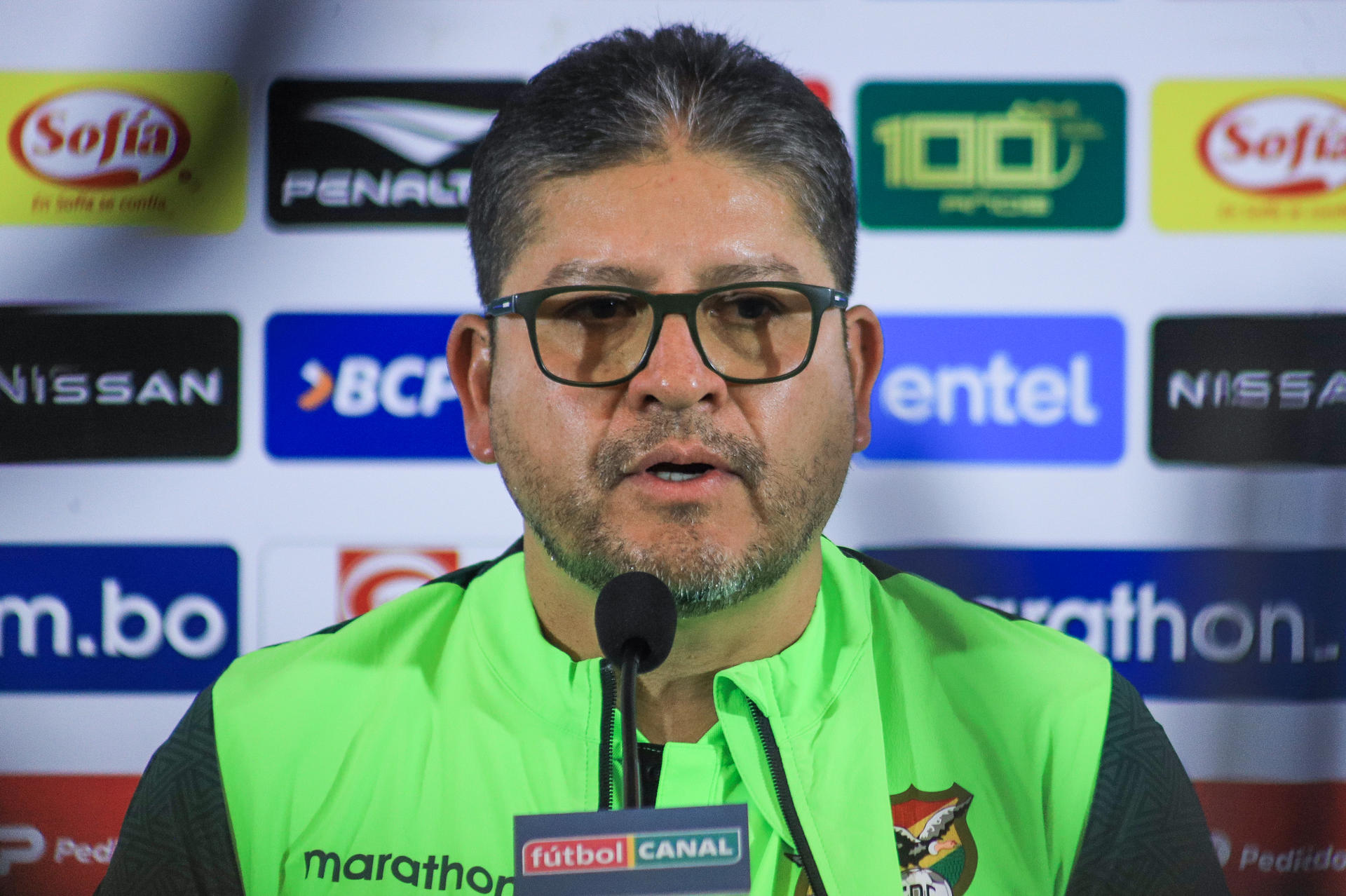El seleccionador de Bolivia, Óscar Villegas, habla durante una rueda de prensa este lunes, en La Paz (Bolivia). EFE/ Gabriel Márquez