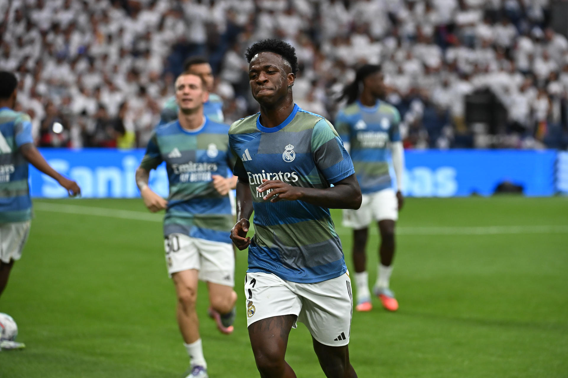 El delantero brasilero Vinícius Jr calienta este sábado, previo al partido de la jornada 5 de LaLiga EA Sports, que disputan el Real Madrid y el RCD Espanyol, en el estadio Santiago Bernabéu de la capital española. EFE/ Fernando Villar

