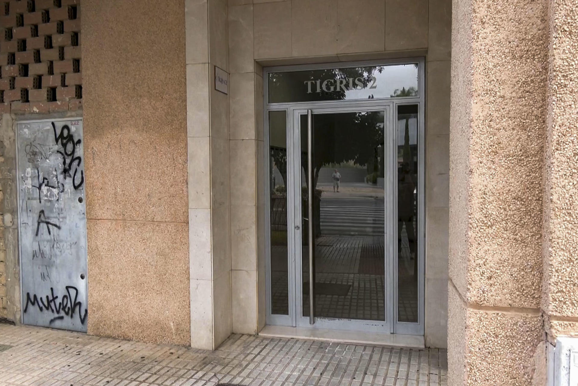Un joven de 21 años ha sido detenido este domingo por su presunta implicación en el asesinato con arma blanca de una mujer nacida en 1997, con la que parece que mantenía una relación sentimental, en el barrio de Sevilla Este de la capital hispalense. La Policía Nacional mantiene abierta una investigación para tratar de esclarecer lo sucedido y si podría tratarse o no de un caso de violencia machista, que "en estos momento es la principal hipótesis", según ha señalado en un audio remitido a los periodistas el subdelegado del Gobierno en Sevilla, Francisco Toscano. EFE/ David Arjona
