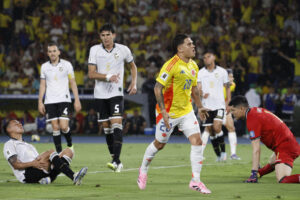Juan Fernando Quintero, de Colombia, celebra su gol ante Bolivia durante el partido por las eliminatorias al Mundial de 2026 en el estadio Metropolitano en Barranquilla. EFE/Mauricio Dueñas Castañeda