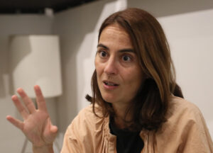La directora española Elena López Riera posa durante una entrevista con EFE este viernes, en el Centro Cultural España, en Ciudad de México (México). EFE/ Mario Guzmán