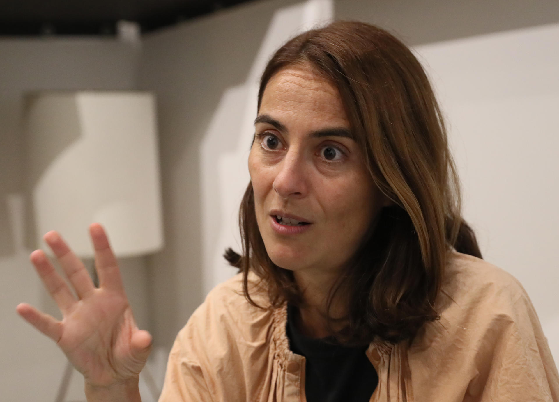 La directora española Elena López Riera posa durante una entrevista con EFE este viernes, en el Centro Cultural España, en Ciudad de México (México). EFE/ Mario Guzmán