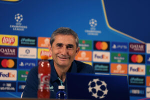 El entrenador del Athletic de Bilbao Ernesto Valverde en rueda de prensa previa al partido del martes ante el Arsenal en San Mamés, choque de la primer jornada de la Fase de Liga de la Liga de Campeones. EFE/Luis Tejido