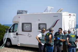 Imagen de la autocaravana aparcada en una zona de playa en el término municipal de Alcossebre (Castellón) en cuyo interior se encontró el cuerpo sin vida de una mujer de origen francés con signos de apuñalamiento. EFE/Andreu Esteban
