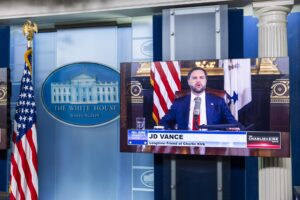 El vicepresidente de Estados Unidos, JD Vance, aparece en los monitores de televisión de la sala de prensa de la Casa Blanca mientras presenta "The Charlie Kirk Show" en honor al activista conservador asesinado Charlie Kirk en Washington. EFE/EPA/JIM LO SCALZO