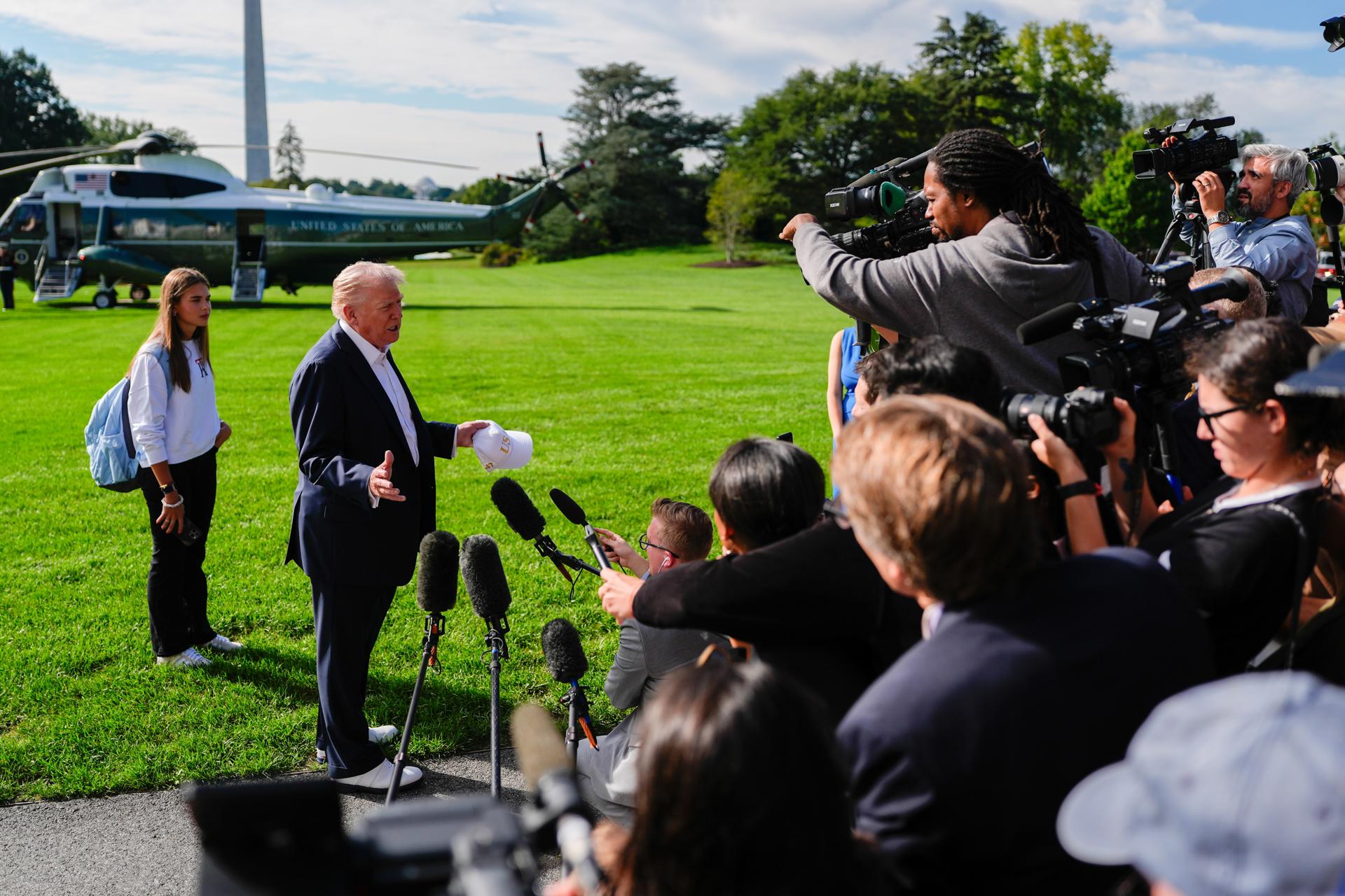 El presidente de Estados Unidos, Donald Trump (i), y su nieta Kai Trump (d), hija de Donald Trump Jr., en el jardín sur de la Casa Blanca antes de abordar el Marine One en Washington, DC, EE.UU., el 26 de septiembre de 2025.EFE/KENT NISHIMURA / POOL
