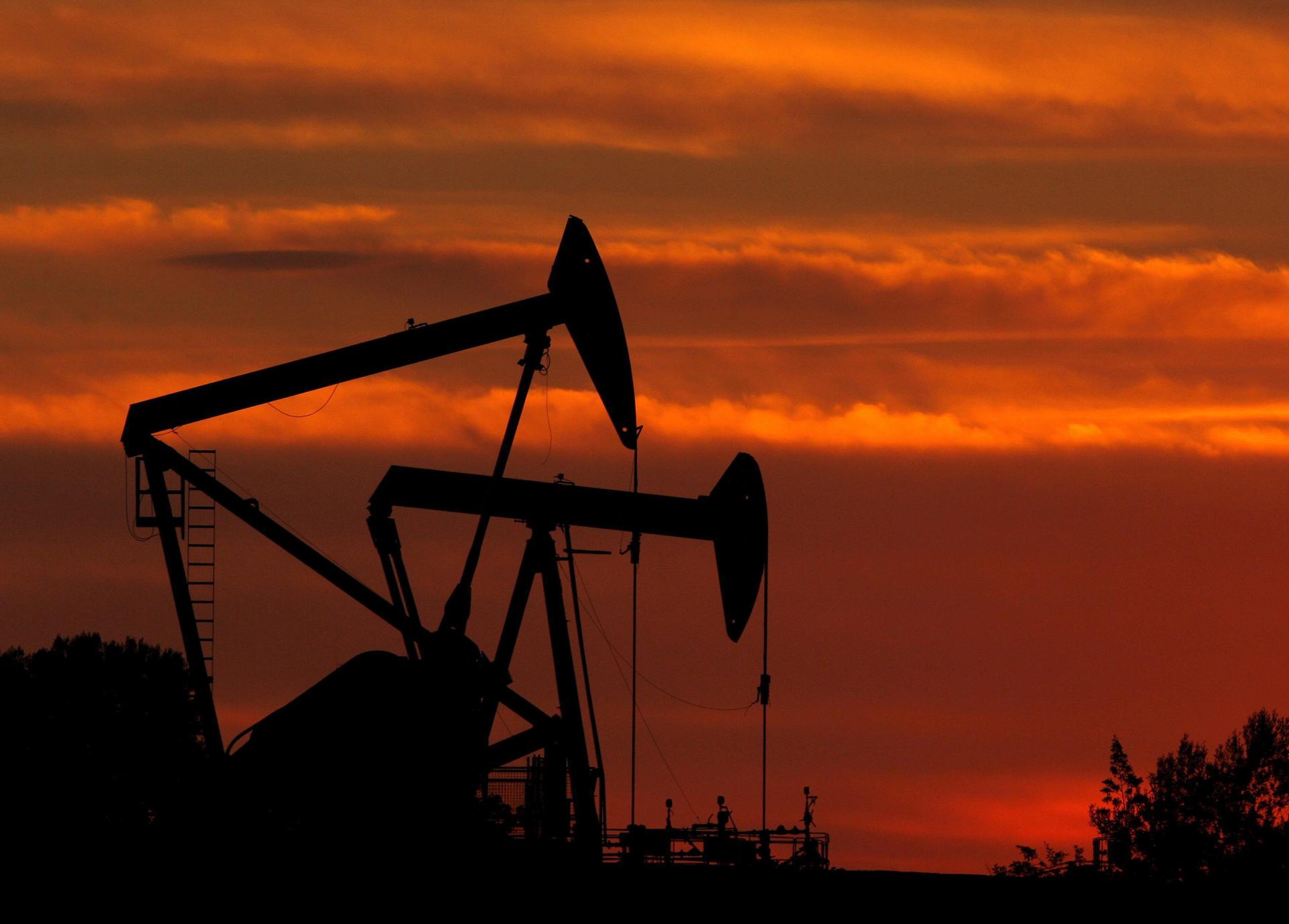 Fotografía de archivo de un campo de petróleo cerca a Los Ángeles (California, EE.UU.). EFE/Paul Buck