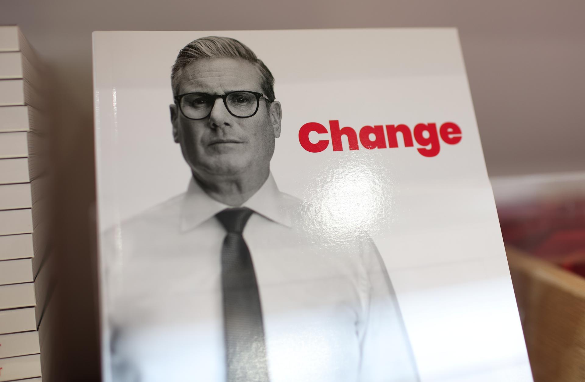 El manifiesto del Partido Laborista en el puesto de mercancías el primer día de la Conferencia del Partido Laborista en Liverpool, Reino Unido, 28 de septiembre de 2025. La conferencia se lleva a cabo del 28 de septiembre al 01 de octubre de 2025 en el centro de conferencias ACC Liverpool. (Reino Unido) EFE/EPA/ADAM VAUGHAN