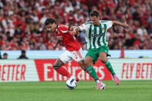 El jugador del Benfica Richard Rios (I) en acción Dario Spikic, del Rio Ave, durante el partido del pasado ía 23 jugado en Da luz, Lisboa, Portugal. EFE/EPA/ANTONIO COTRIM