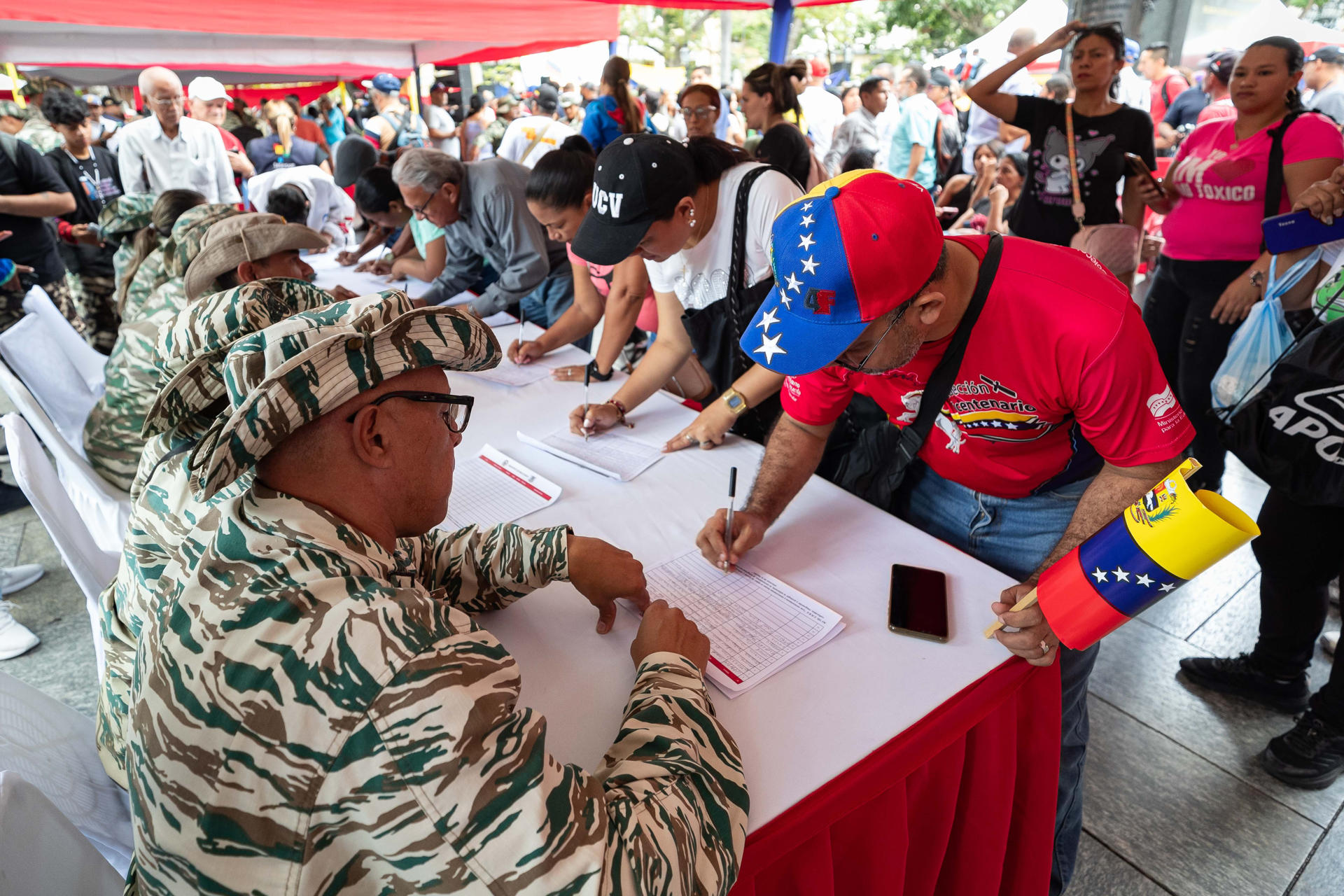 Fotografía de archivo, tomada el pasado 23 de agosto, de un grupo de ciudadanos venezolanos al participar en una jornada de alistamiento de la Milicia Nacional Bolivariana, en Caracas (Venezuela). EFE/Ronald Pena