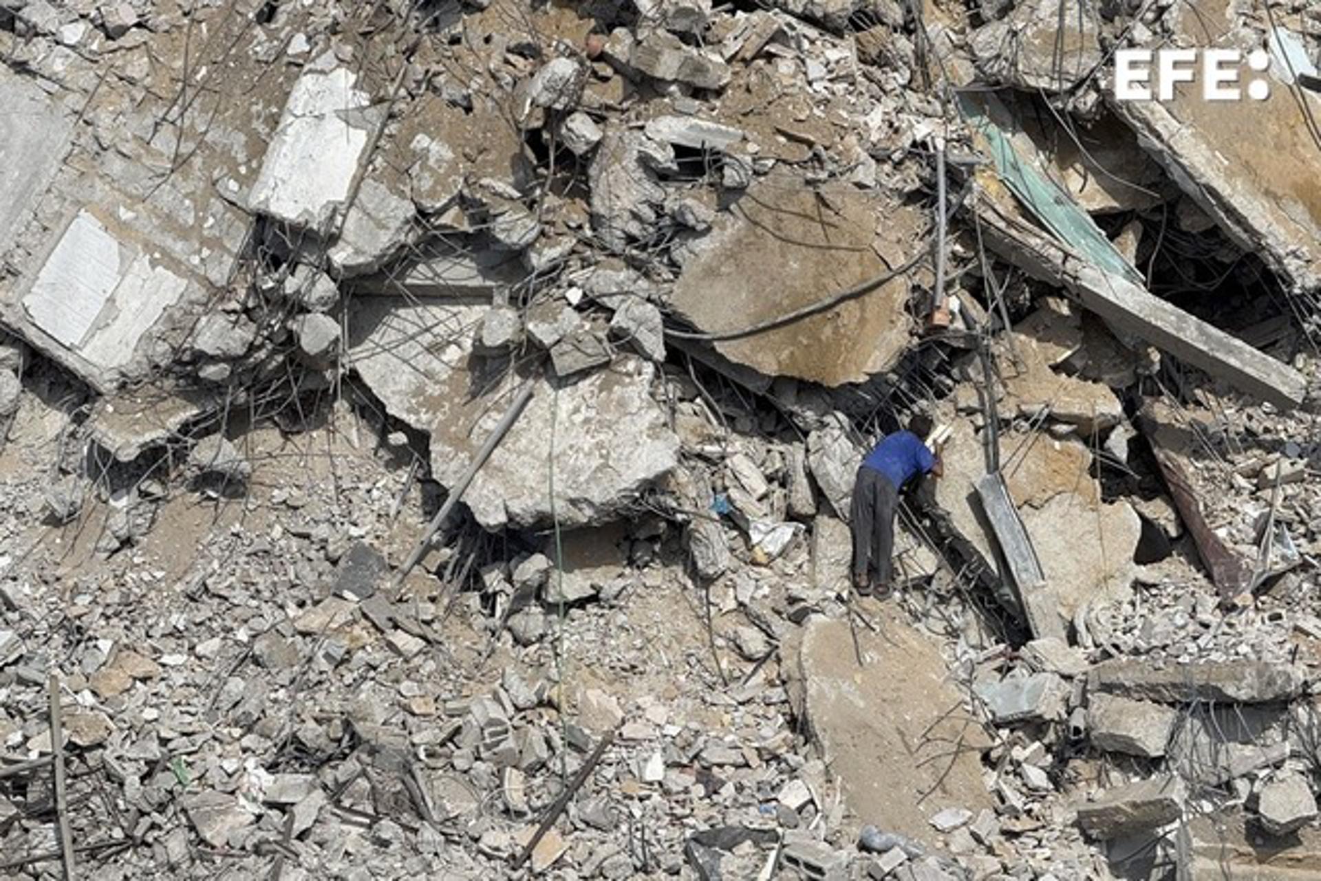 CIUDAD DE GAZA, 15/09/2025.- Unos ciudadanos gazatíes intentan salvar este lunes algunas de sus pertenencias entre los escombros de la torre Al Jundi, en la ciudad de Gaza, que fue derribada ayer, domingo, por el ejército de Israel. EFE/ Ahmad Awad