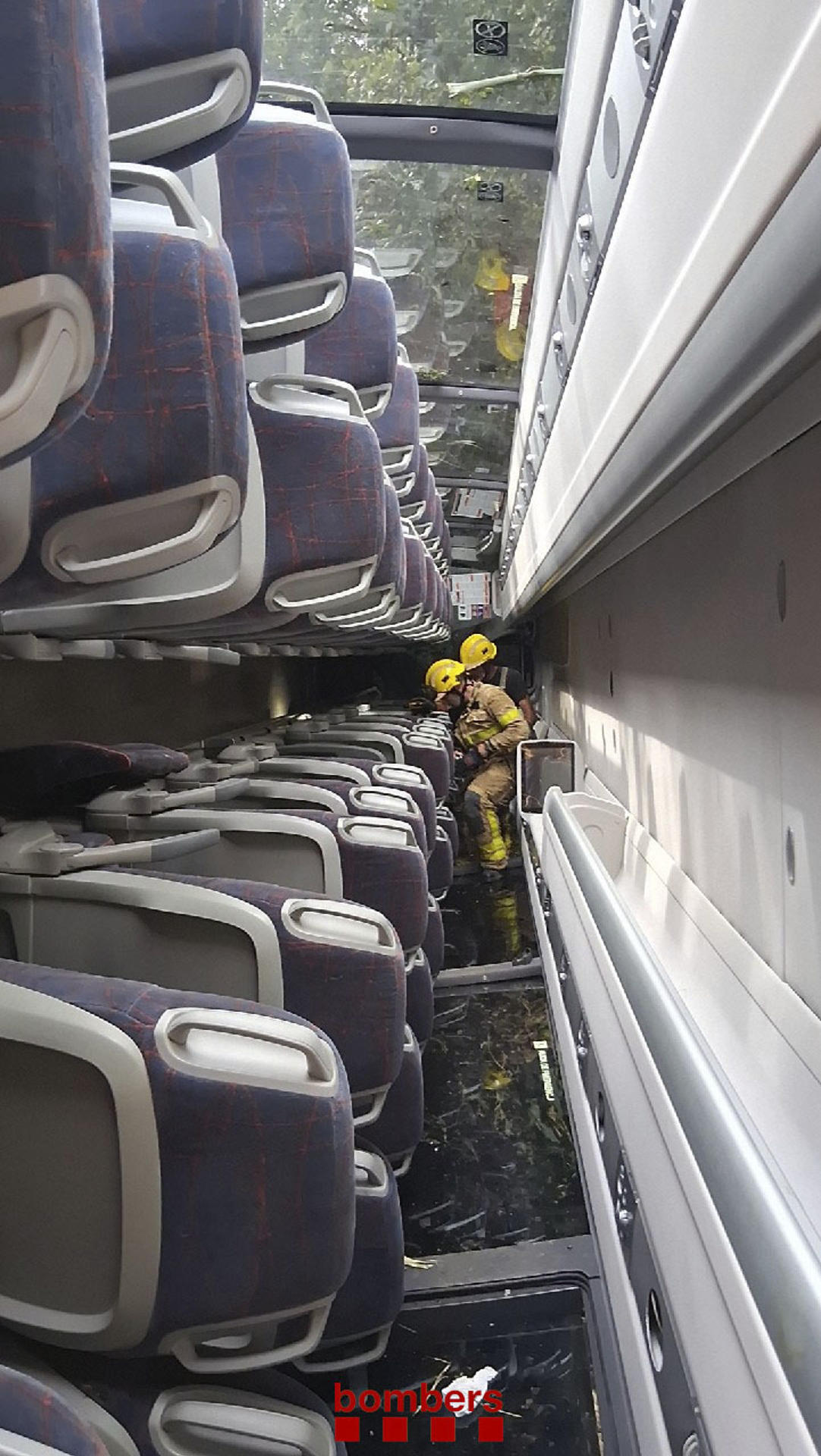 Un total de 53 personas han resultado heridas, dos de ellas graves y una menos grave, al salirse este domingo de la vía un autocar de línea que iba al aeropuerto de El Prat (Barcelona) y despeñarse por un terraplén en la autopista C-32 a su paso por Santa Susanna (Barcelona). EFE/Bombers SÓLO USO EDITORIAL/SOLO USO PERMITIDO PARA ILUSTRAR LA NOTICIA QUE APARECE EN EL PIE DE FOTO (CRÉDITO OBLIGATORIO)