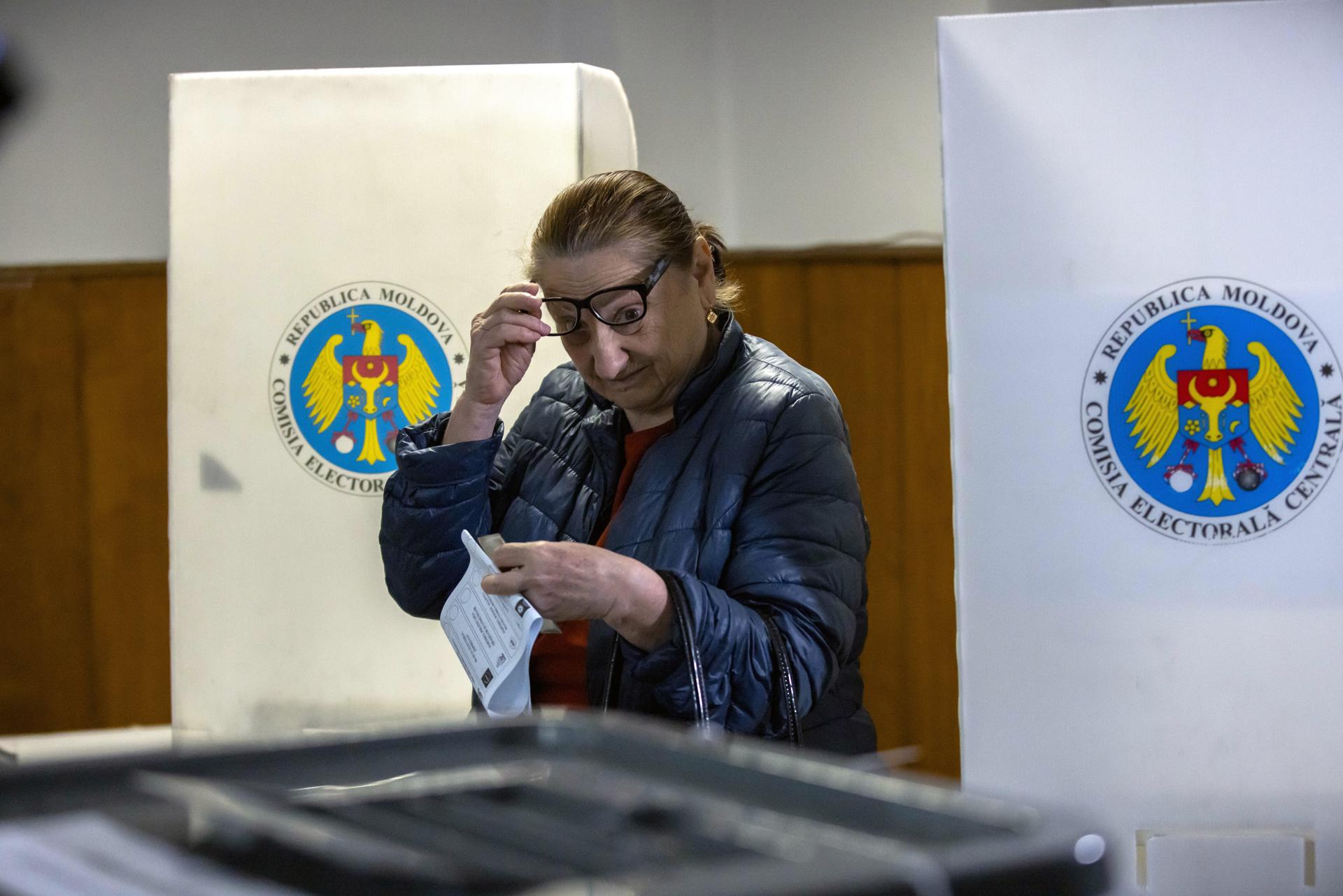 Una mujer participa en Chisinau en las elecciones parlamentarias moldavas EFE/EPA/Dumitru Doru
