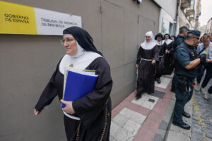 Laura García de Viedma exabadesa del convento de las Clarisas de Belorado sale del juzgado de Briviesca EFE/Santi Otero