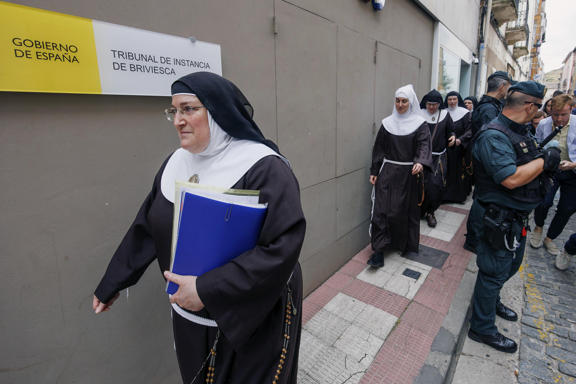 Laura García de Viedma exabadesa del convento de las Clarisas de Belorado sale del juzgado de Briviesca EFE/Santi Otero