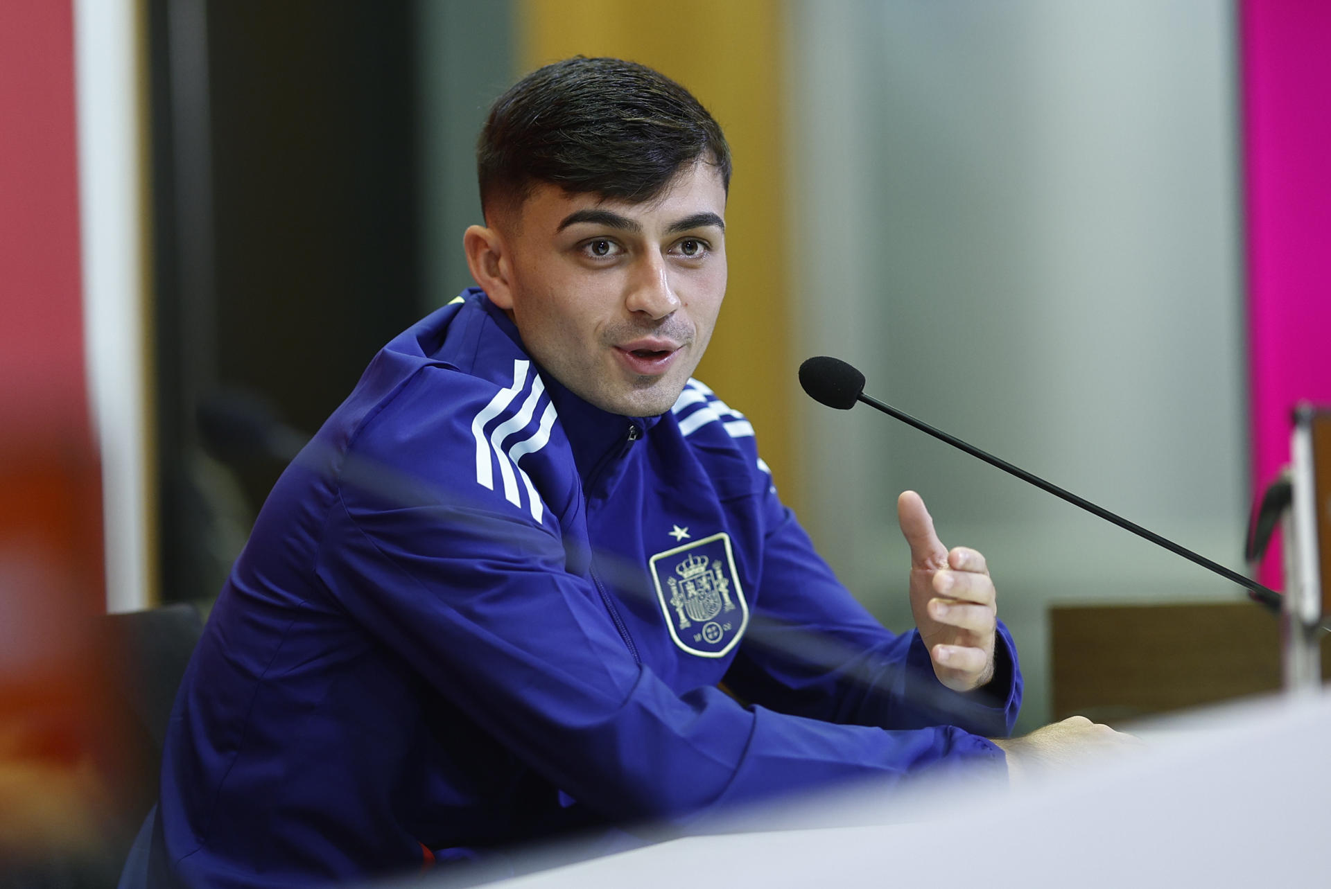 Pedri durante la rueda de prensa posterior al entrenamiento de la selección española, este martes, en la Ciudad del Fútbol de Las Rozas. EFE/ Rodrigo Jiménez