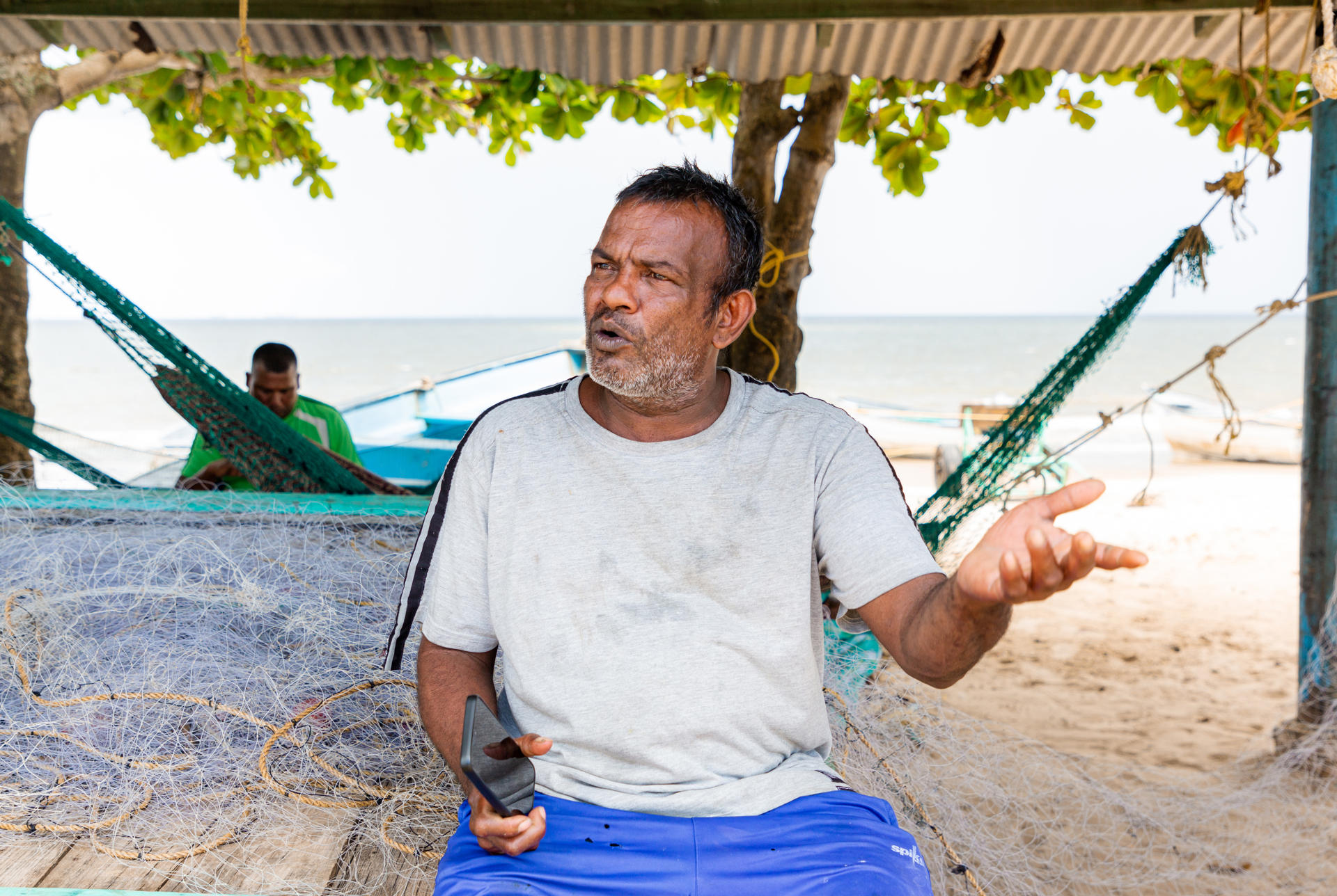 Un pescador habla con EFE el 10 de septiembre de 2025 en el pueblo de Cedros (Trinidad y Tobago). EFE/Andrea De Silva