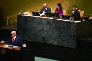 El presidente de Estados Unidos Donald Trump (i), al intervenir durante la 80 Asamblea General de las Naciones Unidas, el pasado 23 de septiembre, en la sede de la ONU, en Nueva York (NY, EE.UU.). EFE/Lukas Coch