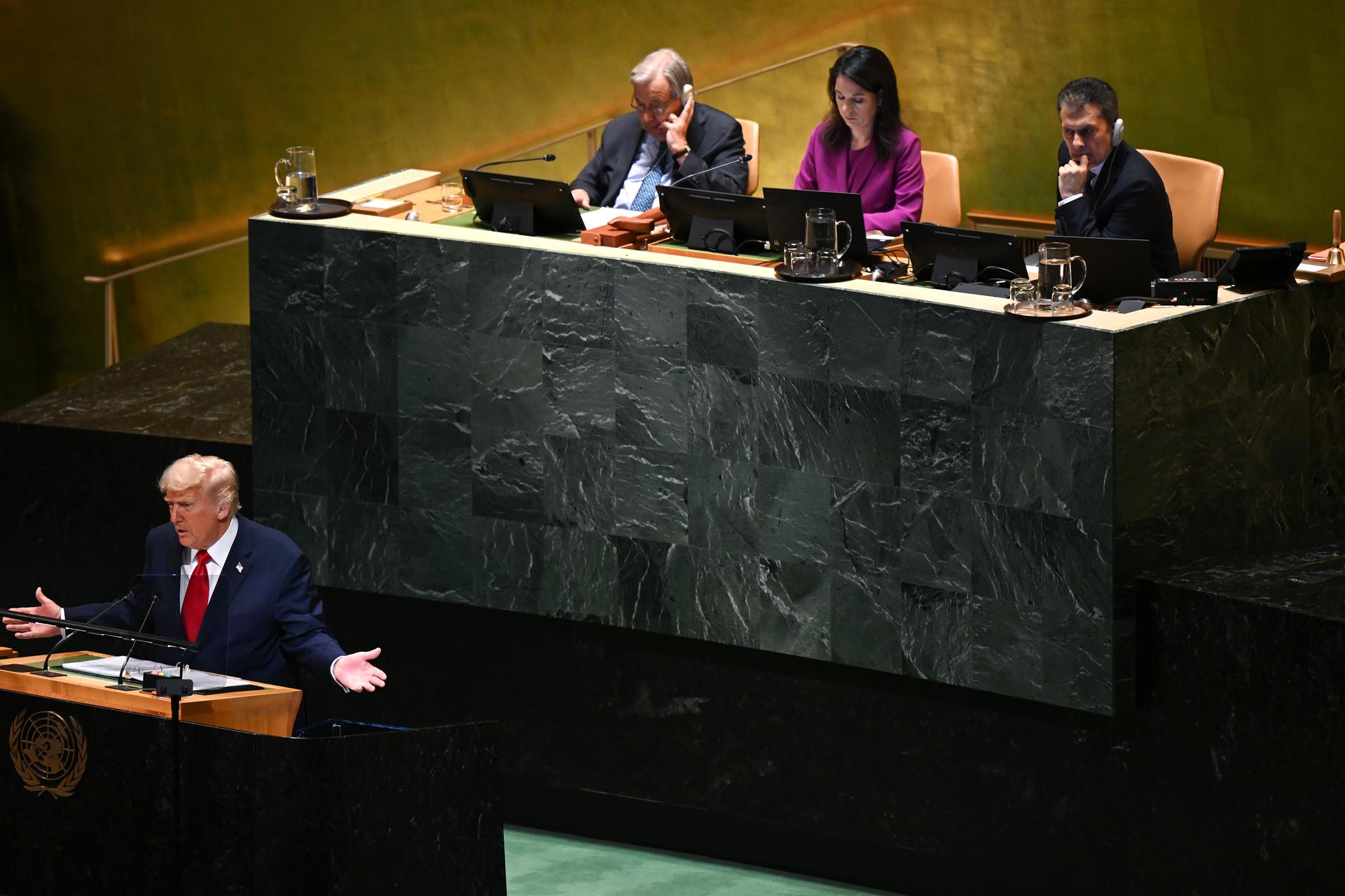 El presidente de Estados Unidos Donald Trump (i), al intervenir durante la 80 Asamblea General de las Naciones Unidas, el pasado 23 de septiembre, en la sede de la ONU, en Nueva York (NY, EE.UU.). EFE/Lukas Coch