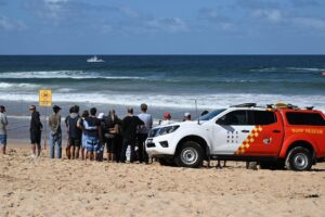 SYDNEY (Australia), 06/09/2025.- Family and friends gather at the scene of a fatal shark attack at Long Reef Beach, Dee Why, Sydney, Australia, 06 September 2025. A man died after being attacked by a large shark on Sydney's northern beaches. EFE/EPA/DEAN LEWINS AUSTRALIA AND NEW ZEALAND OUT