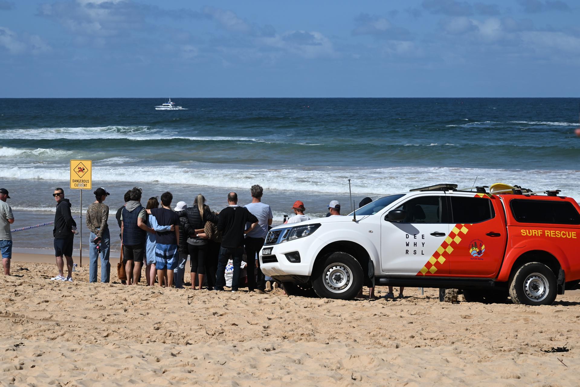 SYDNEY (Australia), 06/09/2025.- Family and friends gather at the scene of a fatal shark attack at Long Reef Beach, Dee Why, Sydney, Australia, 06 September 2025. A man died after being attacked by a large shark on Sydney's northern beaches. EFE/EPA/DEAN LEWINS AUSTRALIA AND NEW ZEALAND OUT