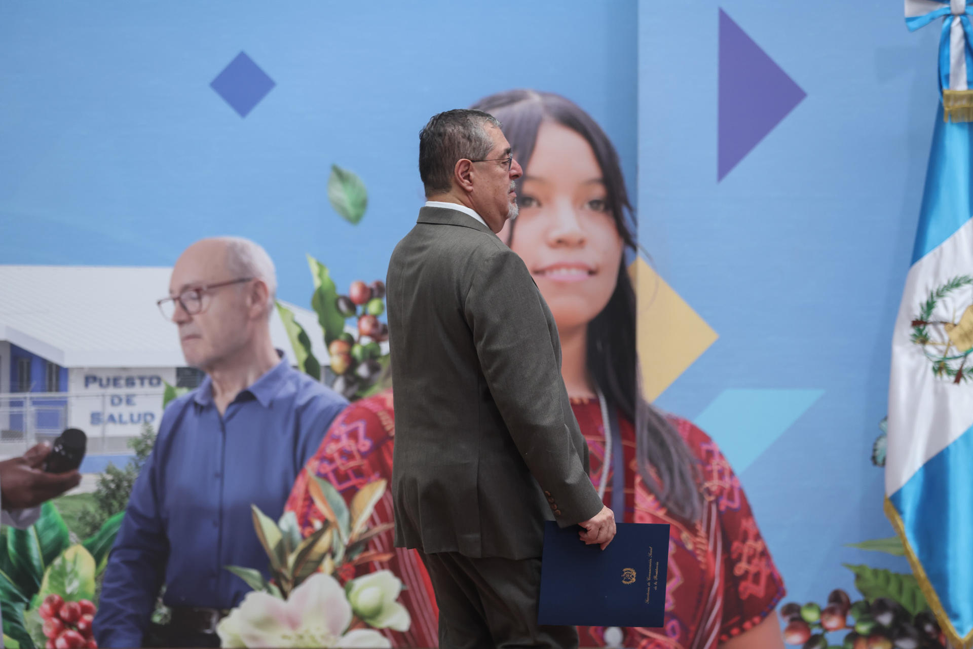 El presidente de Guatemala, Bernardo Arévalo de León, habla en una rueda de prensa este lunes, en el Palacio Nacional de la cultura en Ciudad de Guatemala (Guatemala). EFE/ Mariano Macz
